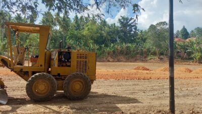 Warga Wakoko Swadaya Benahi Lapangan Bola