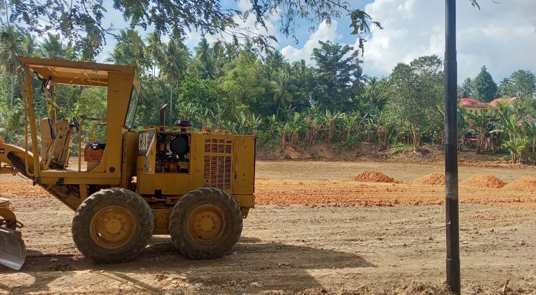 Warga Wakoko Swadaya Benahi Lapangan Bola