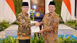 Serahkan Sertipikat Hak Pakai kepada Menteri Luar Negeri Serahkan Sertipikat Hak Pakai kepada Menteri Luar Negeri