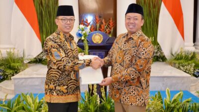 Serahkan Sertipikat Hak Pakai kepada Menteri Luar Negeri