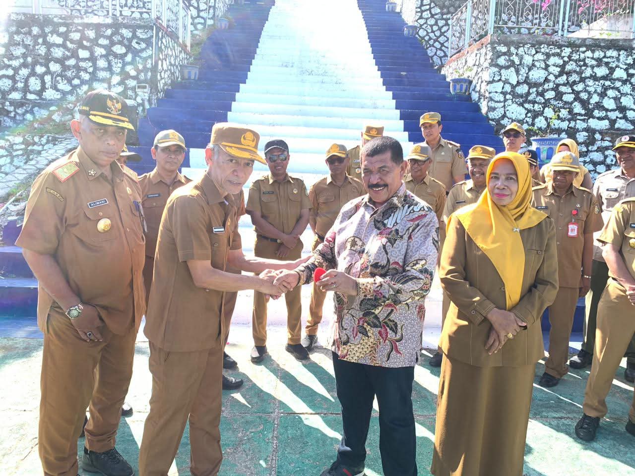Sekda Buton Pimpin Apel Pagi dan Lepas Purna Bakti Taufik Tombuli, S.Pd., M.M.