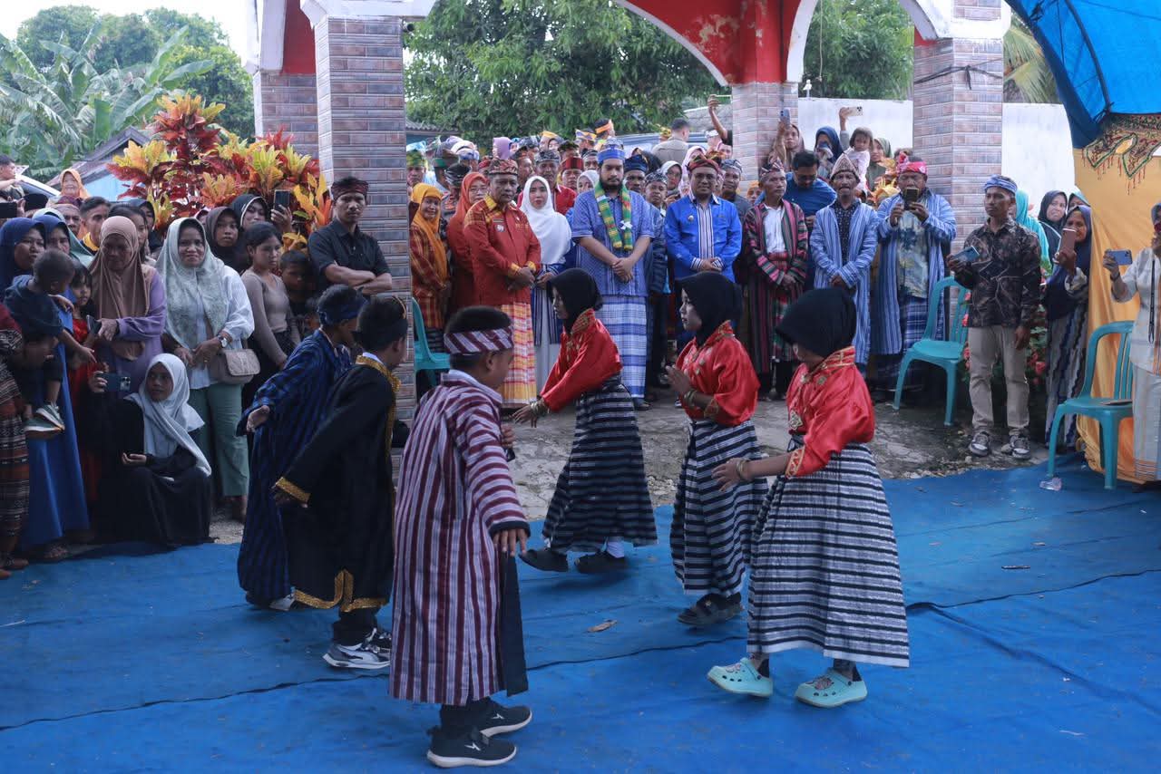Bupati dan Wabup Buton Hadiri Pesta Adat di Desa Kakenauwe Bupati dan Wabup Buton Hadiri Pesta Adat di Desa Kakenauwe