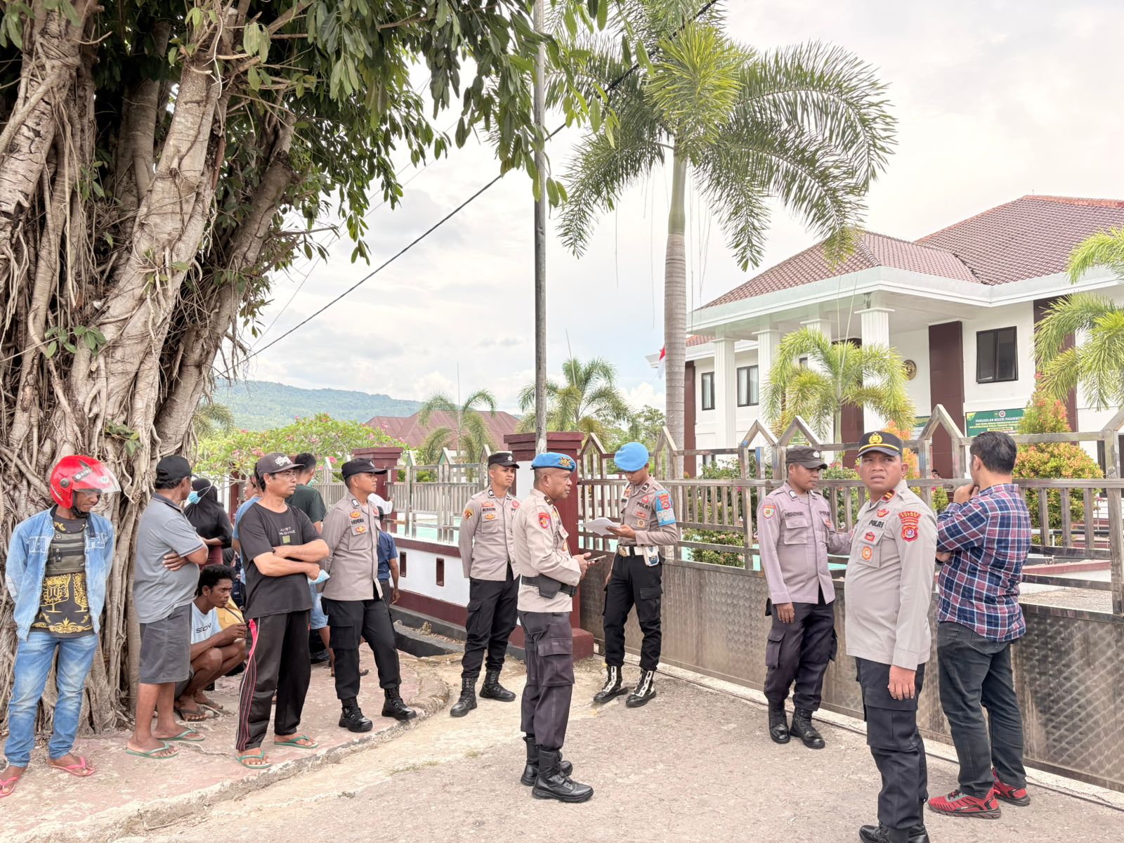 Polisi Kawal Aksi Damai Warga Desa Kondowa dan Dongkala di Pengadilan
