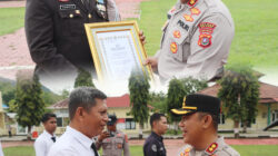 Kapolres Buton Berikan Penghargaan Kepada Personel Berprestasi Dan Purnawirawan Polri
