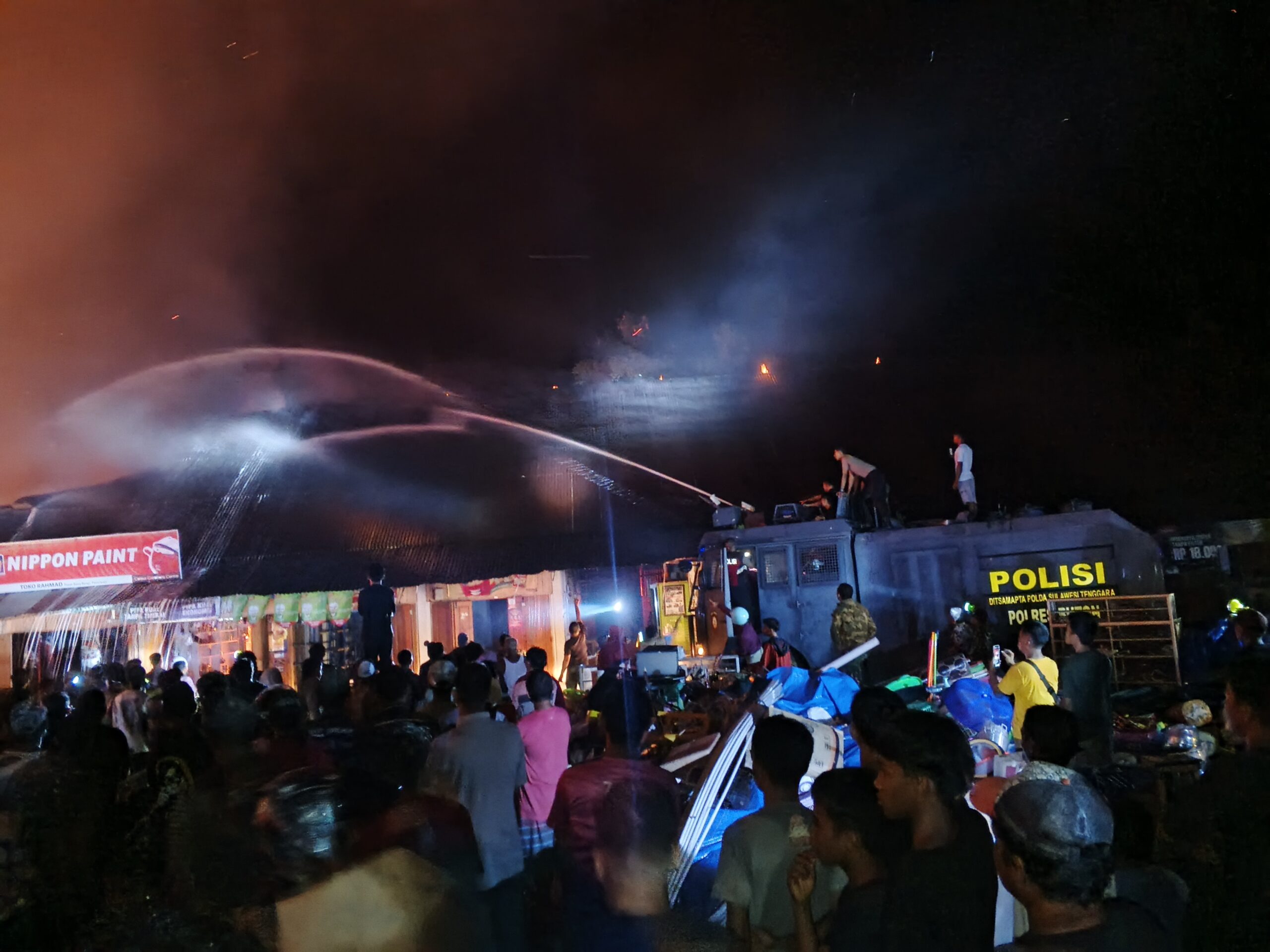 Pasar Kaloko Terbakar, Polres Buton Kerahkan Mobil Water Cannon Padamkan Api