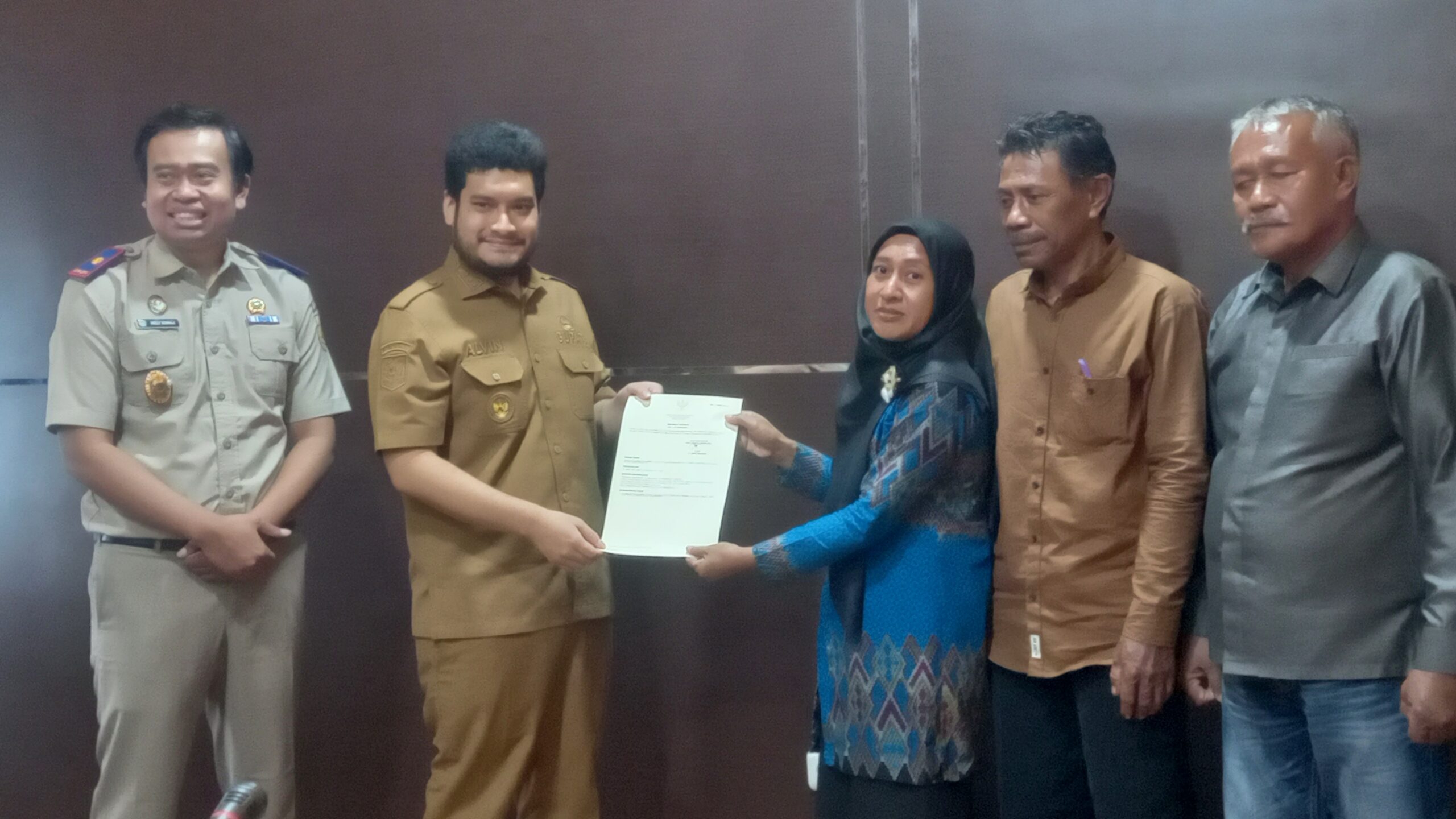 Bupati Buton Serahkan 189 Sertifikat Kepada Warga Desa Wabula 1