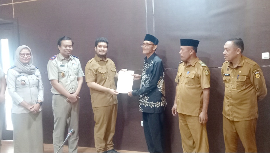 Bupati Buton Serahkan 189 Sertifikat Kepada Warga Desa Wabula 1