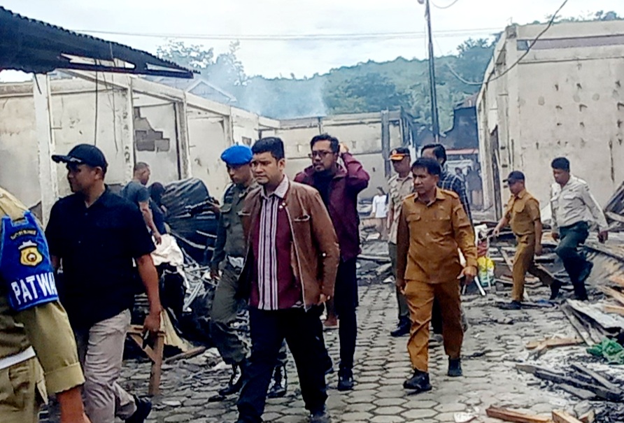 Tinjau Pasar Kaloko, Bupati Alvin Sebut 95 Persen Gedung Pasar Terbakar Tinjau Pasar Kaloko, Bupati Alvin Sebut 95 Persen Gedung Pasar Terbakar