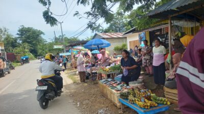 Pasca kebakaran Pasar Kaloko, Pedagang mulai Berjualan Kembali di Luar Area Parkiran