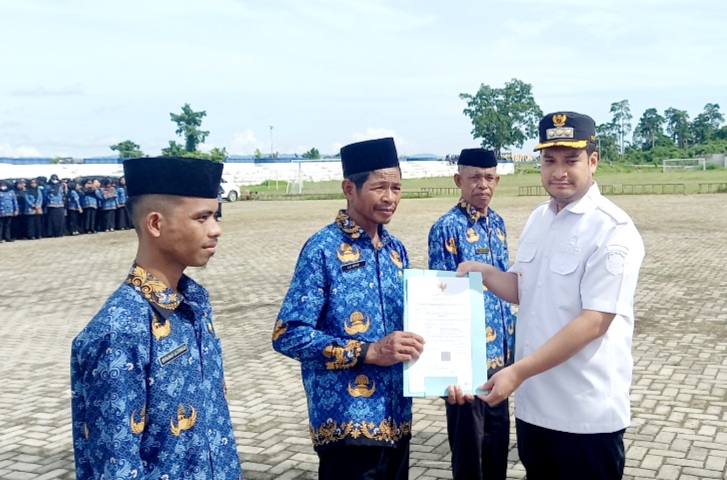 Bupati Buton Serahkan 1.450 SK PPPK Paruh Waktu