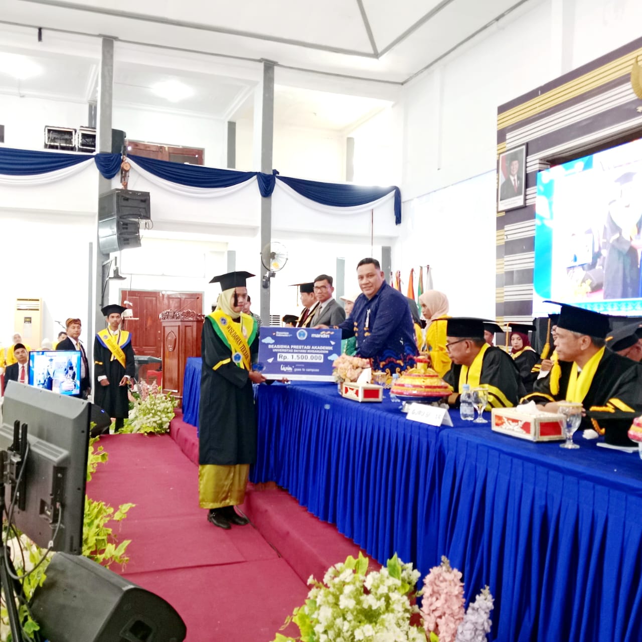 Bank Mandiri beri Penghargaan kepada Wisudawan Terbaik di Baubau