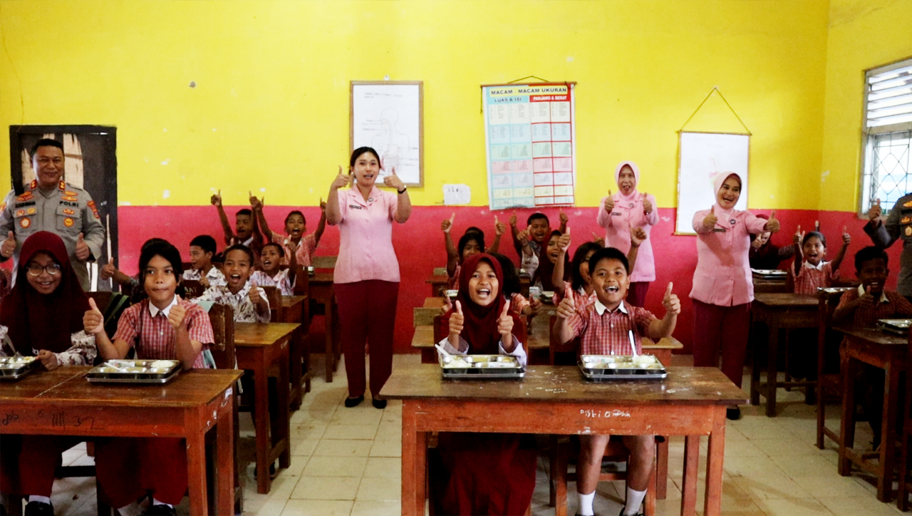 Kapolres Bersama Ketua Bhayangkari Cab. Buton Cek Dapur SPPG Polres Buton Kapolres Bersama Ketua Bhayangkari Cab. Buton Cek Dapur SPPG Polres Buton