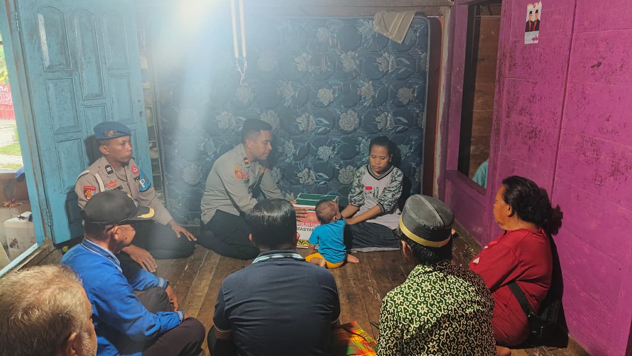 Kapolres Buton Berikan Tali Asih Kepada Keluarga Almarhum di Desa Wolowa Baru