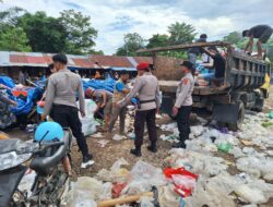 Aparat Polres Buton Sigap Bantu Amankan Barang milik Pedagang