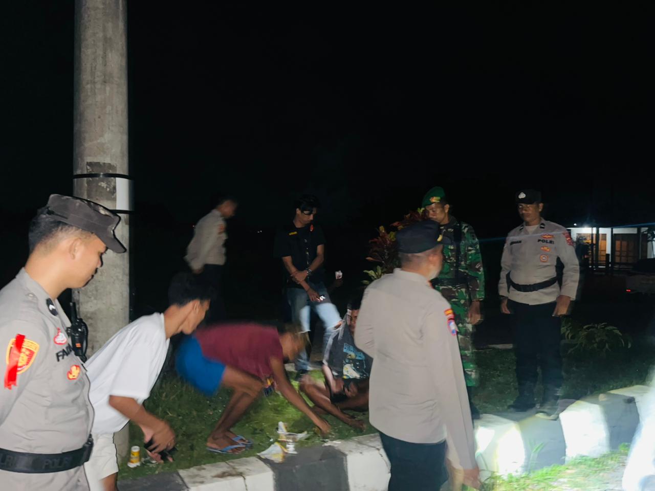 Personel Polres Buton Bubarkan Pesta Miras saat Malam Pergantian Tahun 2026