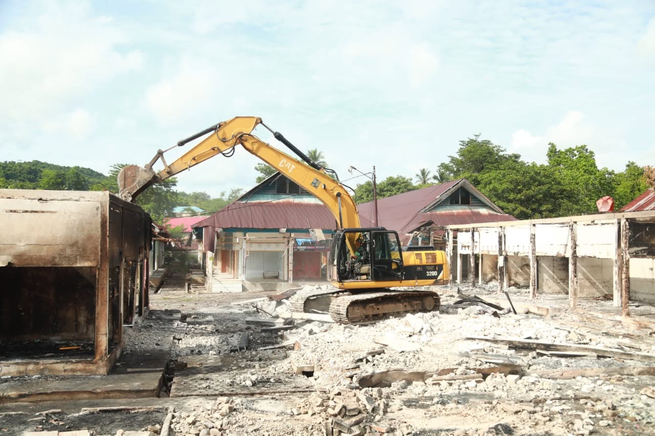 Pasca Kebakaran, Pasar Kaloko Mulai Dibersihkan