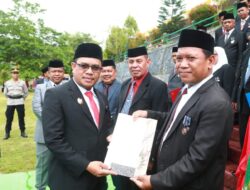 Wabup Buton Serahkan Sertifikat Tanah Wakaf kepada Nazir