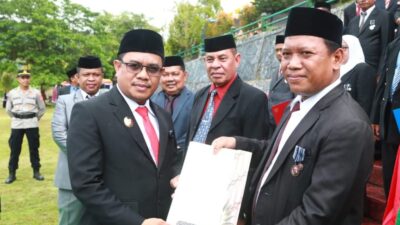 Wabup Buton Serahkan Sertifikat Tanah Wakaf kepada Nazir