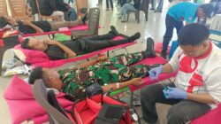 Ratusan Personil Yonif TP 823/Raja Wakaaka Ikuti Aksi Donor Darah Alumni SMANSA 2016