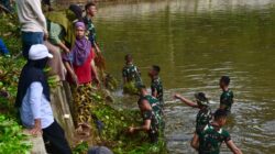 Yonif TP 823/Raja Wakaaka Bersama Warga Kaisabu Baru Bersihkan Cekdam Demi Kelancaran Irigasi