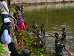 Yonif TP 823/Raja Wakaaka Bersama Warga Kaisabu Baru Bersihkan Cekdam Demi Kelancaran Irigasi