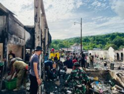 Polres, warga dan Pemda Bersihkan puing sisa kebakaran