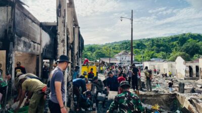 Polres, warga dan Pemda Bersihkan puing sisa kebakaran