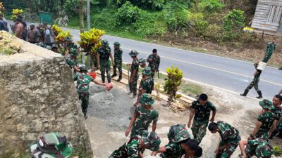 Yonif TP 823/Raja Wakaaka Bersama Warga Gelar karya bakti Bangun Masjid Al-Mujahirin Yonif TP 823/Raja Wakaaka Bersama Warga Gelar karya bakti Bangun Masjid Al-Mujahirin