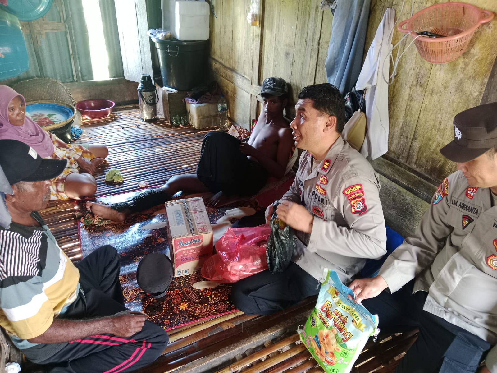 Peduli Korban Bencana Alam, Polsek Lapandewa Berikan Bantuan Sosial