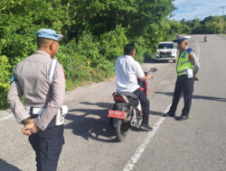 Tidak Pakai Helm, Pengendara di Buton di Tegur Satlantas