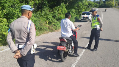 Tidak Pakai Helm, Pengendara di Buton di Tegur Satlantas