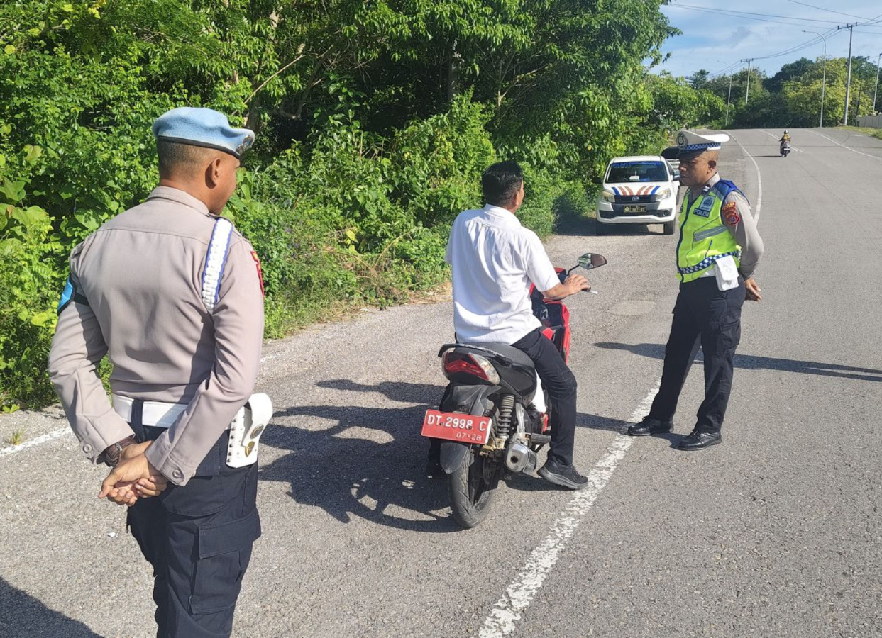 Tidak Pakai Helm, Pengendara di Buton di Tegur Satlantas