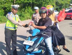 Tekan Pelanggaran Lalin, Sat Lantas Bagikan Brosur Keselamatan kepada Para Pengendara