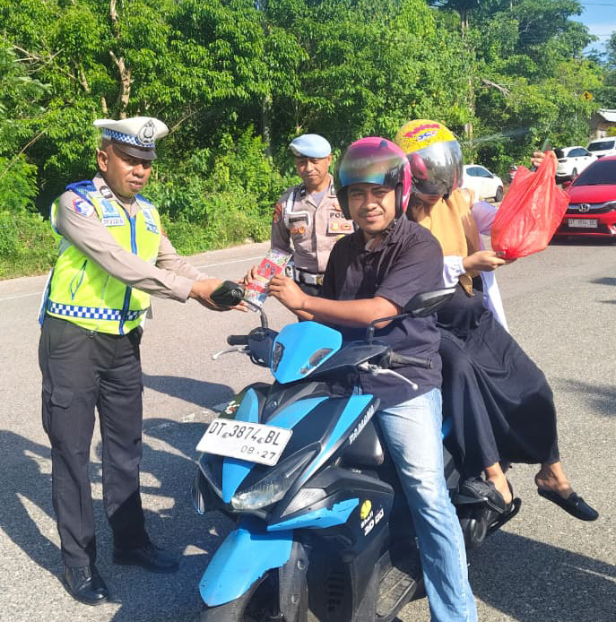 Tekan Pelanggaran Lalin, Sat Lantas Bagikan Brosur Keselamatan kepada Para Pengendara