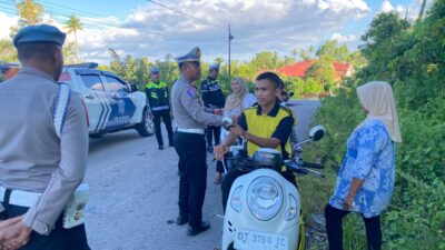 Lagi, Tidak Gunakan Helm Sat Lantas Beri Teguran