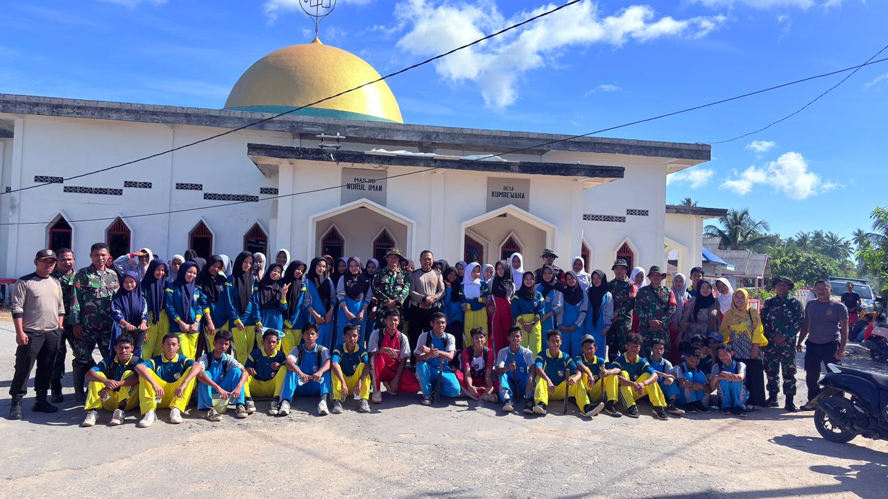 Jelang Bulan Suci Ramadhan, Jajaran Polres Buton Sapu Bersih Halaman Mako dan Jalanan Umum