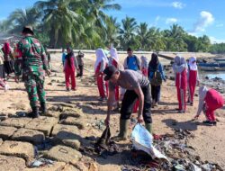 Polres Buton Bersama TNI dan Pelajar Gelar Aksi Bersih-Bersih Pantai