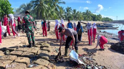 Polres Buton Bersama TNI dan Pelajar Gelar Aksi Bersih-Bersih Pantai