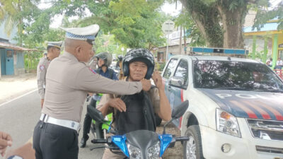Operasi Keselamatan, Sat Lantas Edukasi Pengendara yang Tidak Menggunakan Helm