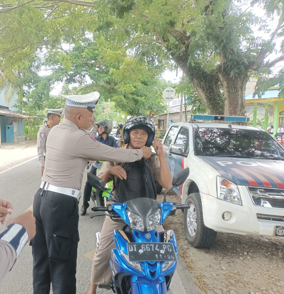 Operasi Keselamatan, Sat Lantas Edukasi Pengendara yang Tidak Menggunakan Helm