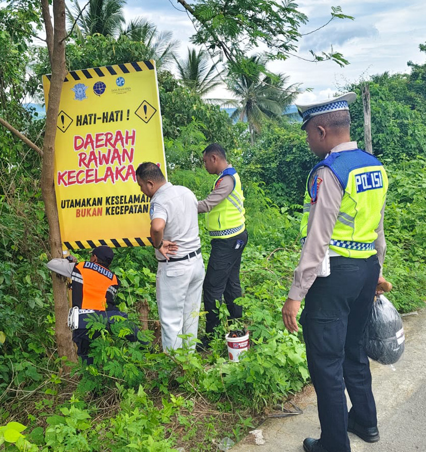 Operasi Keselamatan, Sat Lantas Edukasi Pengendara yang Tidak Menggunakan Helm