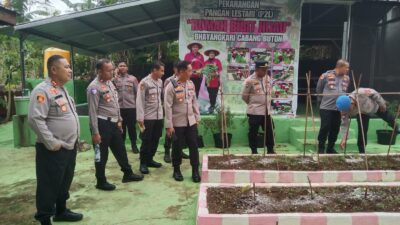 Dukung Program Ketahanan Pangan, Kapolres Buton Cek Tanaman di Pekarangan P2L Bhayangkari