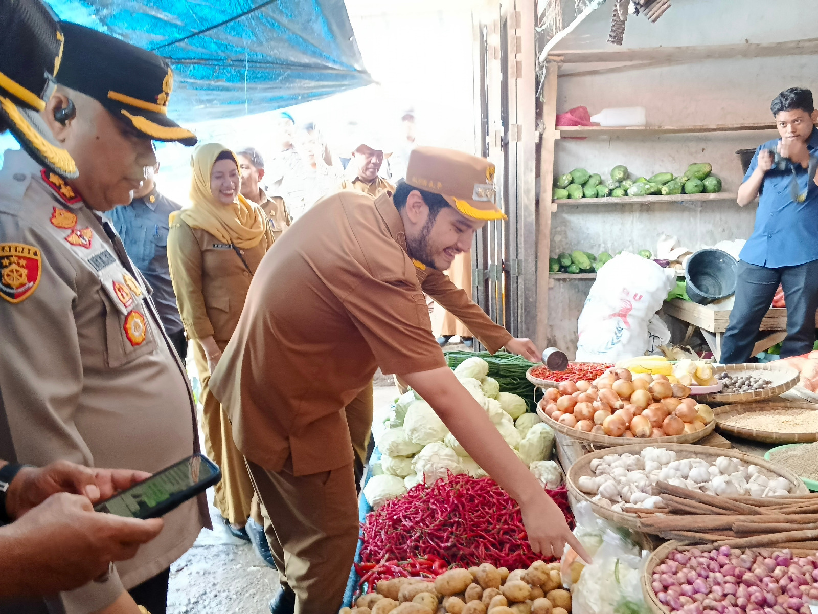 Antisipasi Kenaikan Harga Pangan Jelang Ramadhan, Bupati dan Kapolres Buton Sidak di Pasar