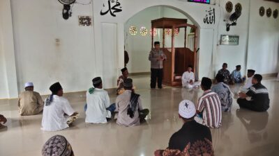 Sat Binmas Gelar Safari Jumat Keliling di Desa Holimombo Jaya