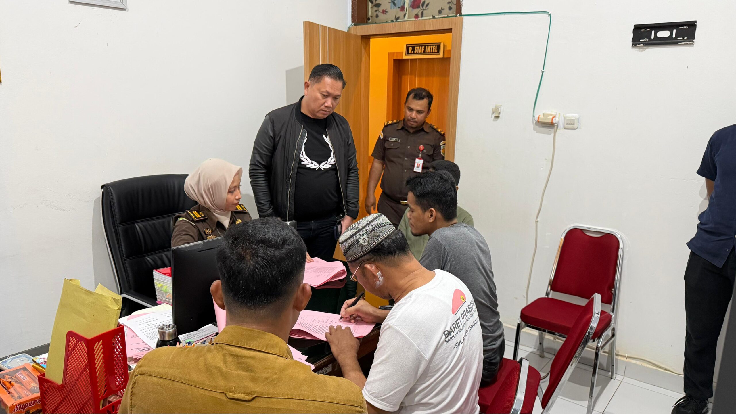 Selewengkan DD untuk Judol, Kaur Keuangan dan Kades Bwinapada Siompu Ditahan