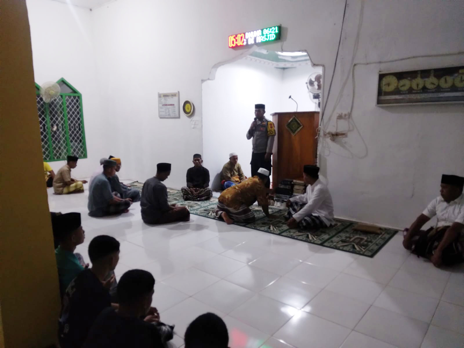 Polsek Lasalimu Laksanakan Patroli Dialogis Saat Shalat Tarawih