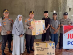 Kapolres Buton Serahkan Bantuan Kipas Angin di Masjid Arrahman Kelurahan Kholimombo