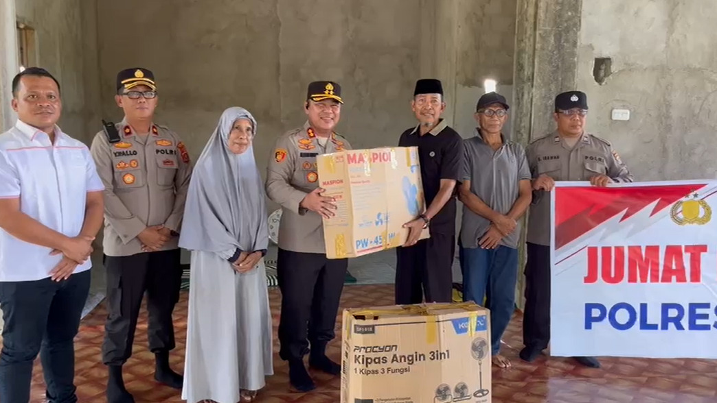 Kapolres Buton Serahkan Bantuan Kipas Angin di Masjid Arrahman Kelurahan Kholimombo