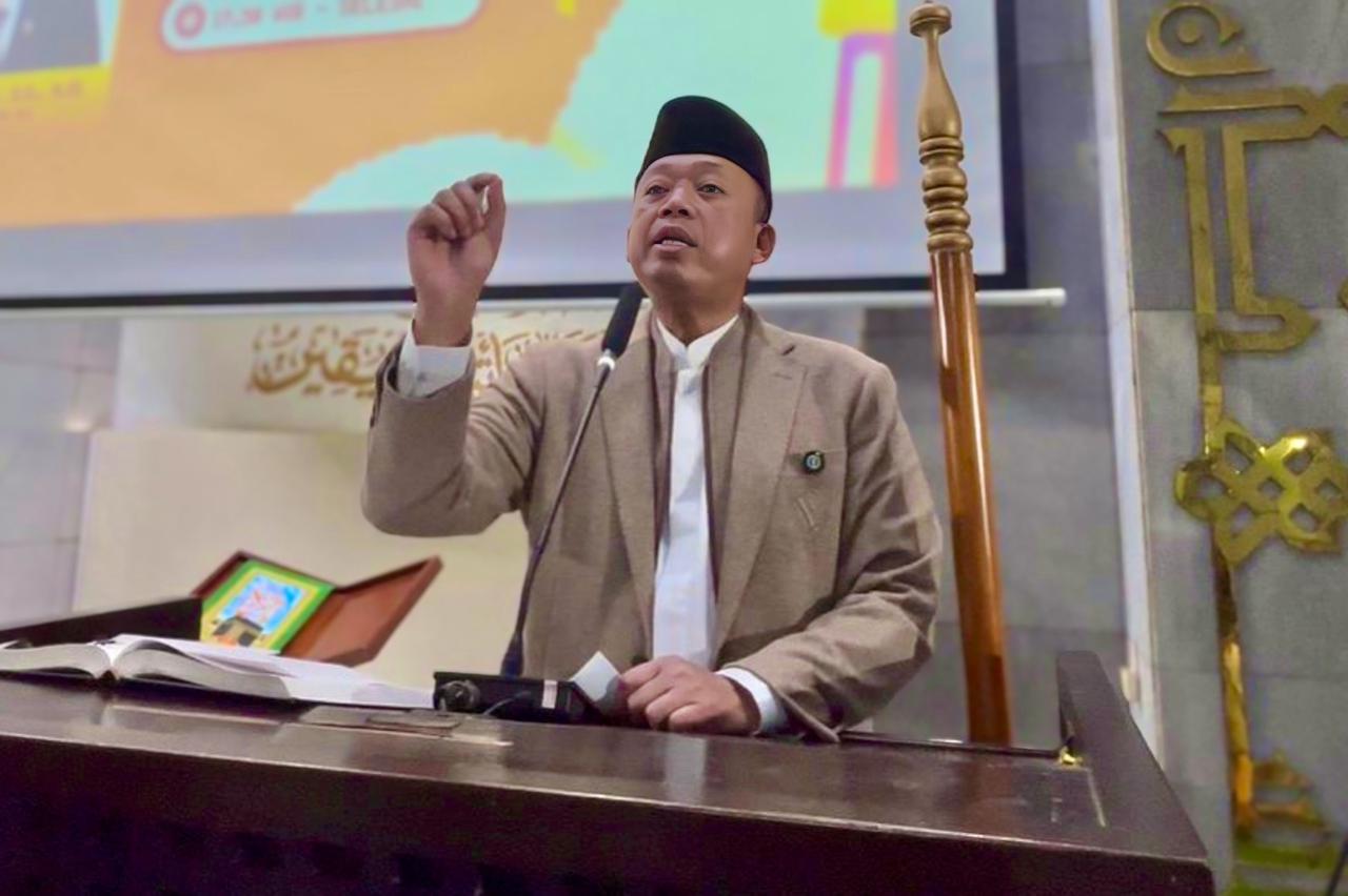 Mentri Nusron Bicara Sanad Keilmuan dan Etika Kepemimpinan saat Kajian Tarawih di Masjid UI