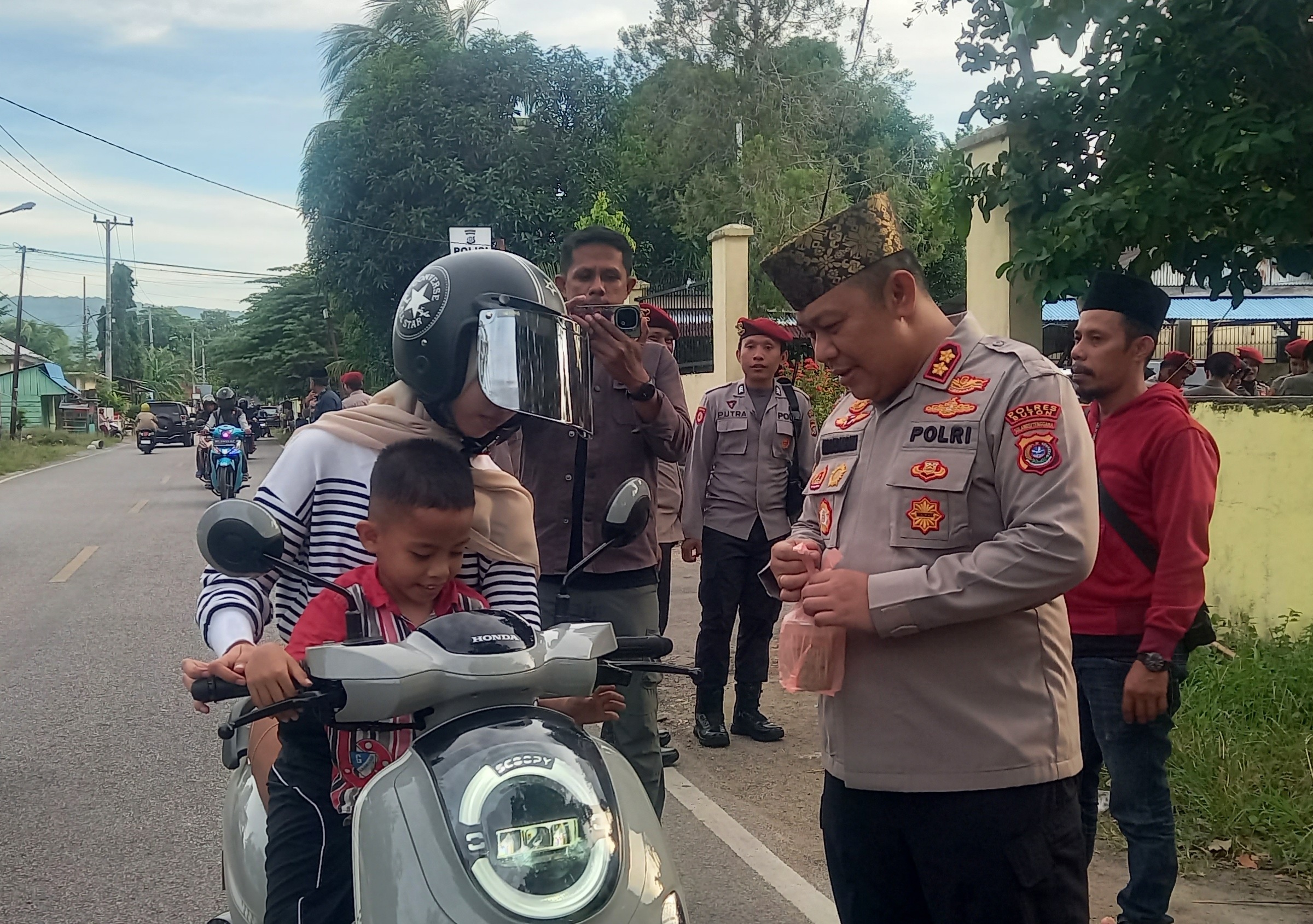 Dukung UMKM, Satreskrim Polres Buton bersama Insan Pers Berbagi Takjil